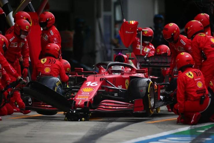Mecânicos da Ferrari fazem o pit stop no carro de Charles Leclerc durante o GP da Rússia — Foto: Peter Fox/Getty Images