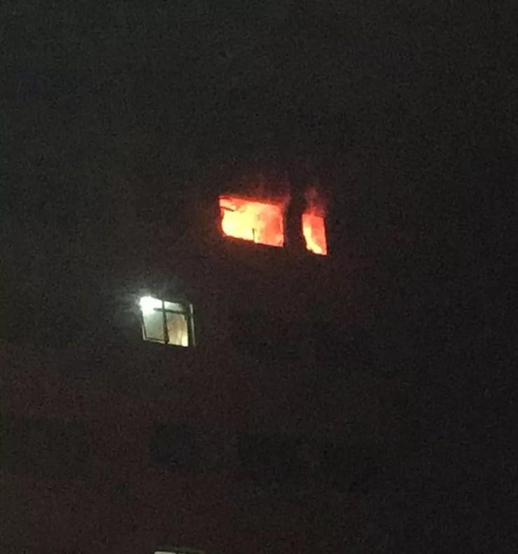 Chamas atingiram o apartamento no sexto andar no prédio na área central de Bauru (Foto: Rafael Henrique de Souza / Arquivo pessoal )