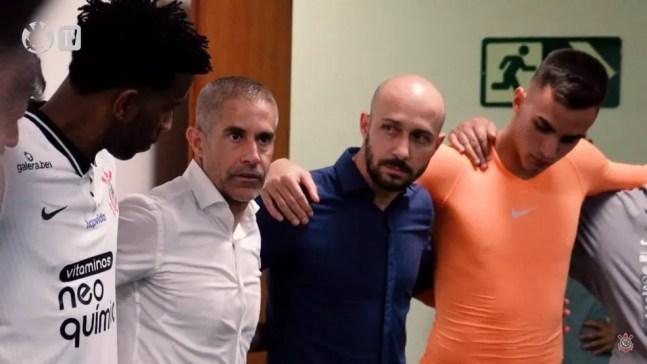 Sylvinho com Gil, Alessandro e Donelli no pós-jogo do Corinthians — Foto: Reprodução