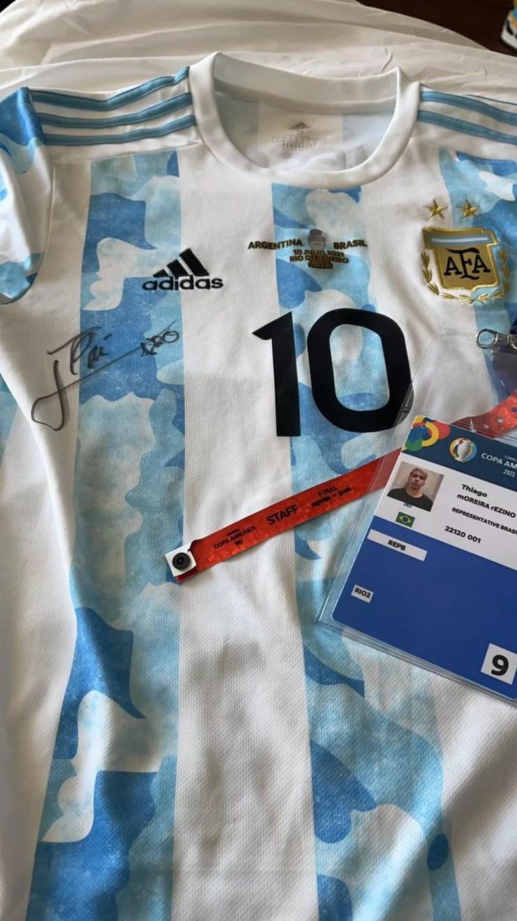 Camisa que Rezino ganhou de Messi — Foto: Arquivo pessoal