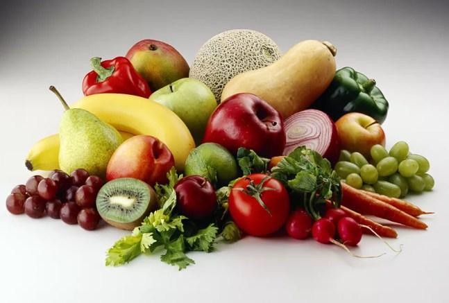 Fazer dos alimentos in natura a base da alimentação, evitando os industrializados, é um dos caminhos para dieta saudável — Foto: Getty Images