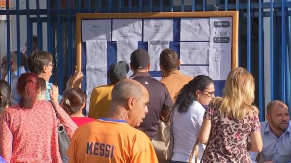 Mural de vagas foi colocado em frente ao prédio do PAT de Araçatuba e candidatos puderam selecionar e escolher oportunidades (Foto: Reprodução/TV TEM)