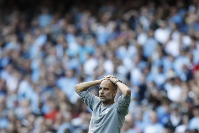 Pep Guardiola precisa lidar com nova polêmica de elenco no Manchester City — Foto: Reuters