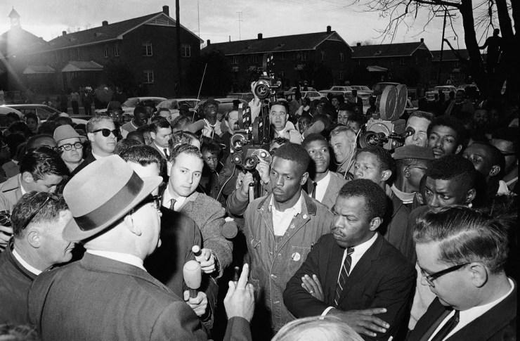 Foto de 23 de fevereiro de 1965 mostra diretor de segurança pública Wilson Baker falando sobre os perigos de manifestações noturnas no início de uma marcha em Selma, no Alabama. John Lewis está no primeiro plano do lado direito  — Foto: Associated Press