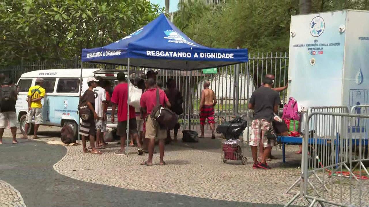 ONG leva banho a sem-tetos no Centro do Rio para ajudar no combate ao coronavírus