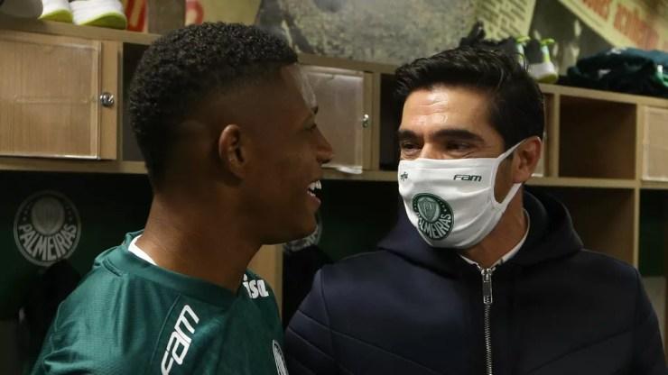 Abel Ferreira com Danilo em seu primeiro dia de Palmeiras — Foto: Cesar Greco / Ag. Palmeiras