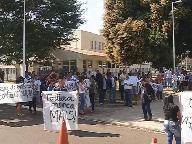 Manifestantes se reuniram no novo fórum inaugurado por Alckmin (Foto: Reprodução/ TV TEM)