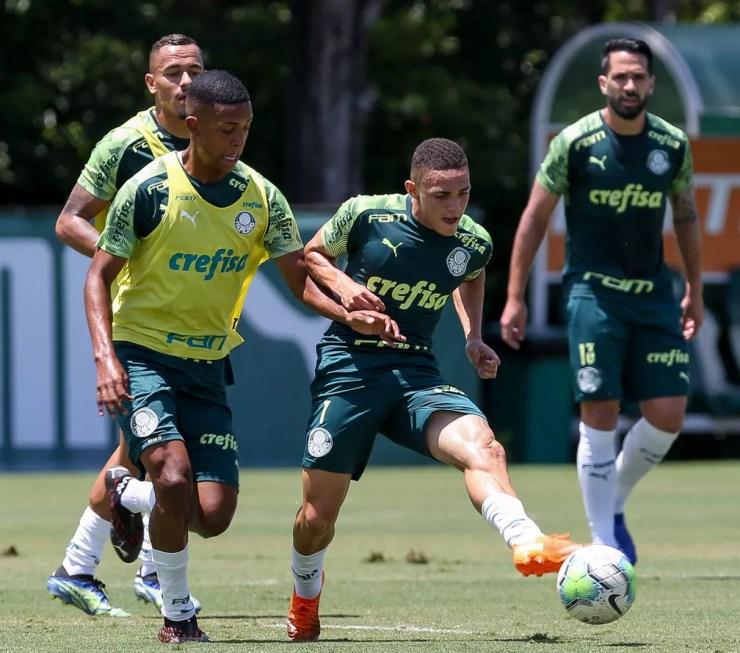 Marcelinho e Vitinho durante treino do Palmeiras na Academia — Foto: Cesar Greco / Ag. Palmeiras