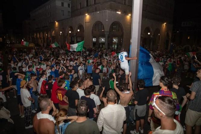 Festa da torcida italiana em Brescia — Foto: AFP