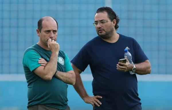 Cícero Souza, gerente de futebol, ao lado de Alexandre Mattos (Foto: Cesar Greco/Ag. Palmeiras)