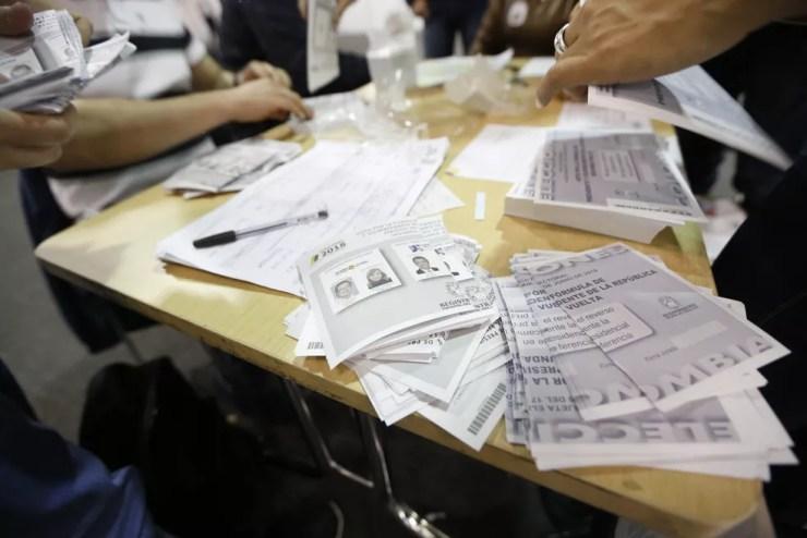 Contagem de votos no 2º turno das eleições presidenciais na Colômbia (Foto: REUTERS/Luisa Gonzalez)