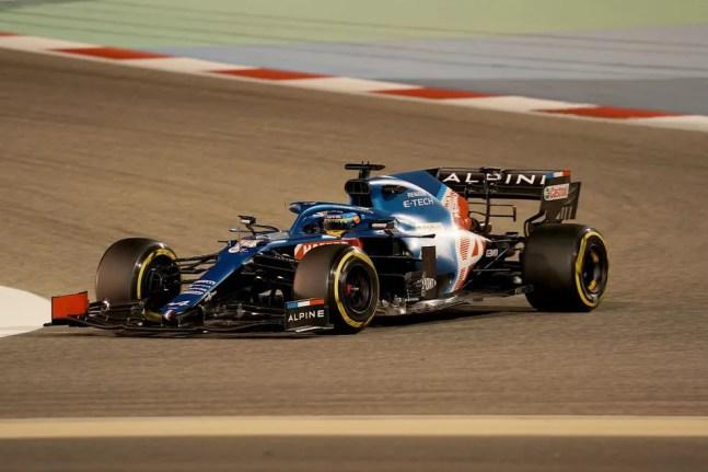Fernando Alonso guia carro da Alpine nos testes de pré-temporada da F1 no Bahrein — Foto: Hasan Bratic/picture alliance via Getty Images