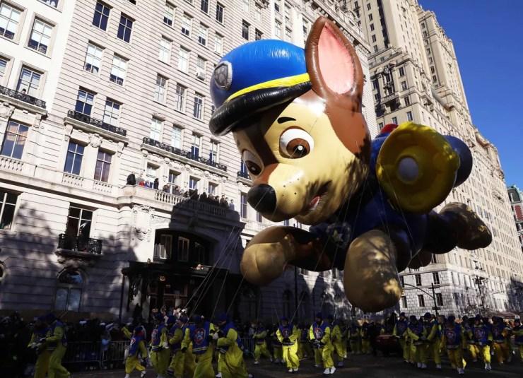 Balão inflável é exibido em desfile do Dia de Ação de Graças nesta quinta-feira (22) em Nova York — Foto: Brendan McDermid/Reuters