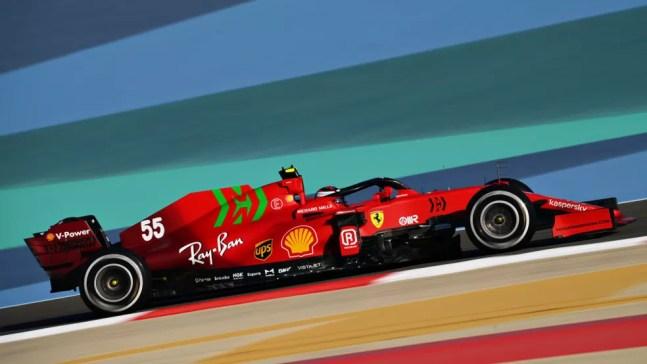 Carlos Sainz guia SF21, carro da Ferrari para 2021, na pré-temporada da F1 — Foto: Clive Mason - Formula 1/Formula 1 via Getty Images
