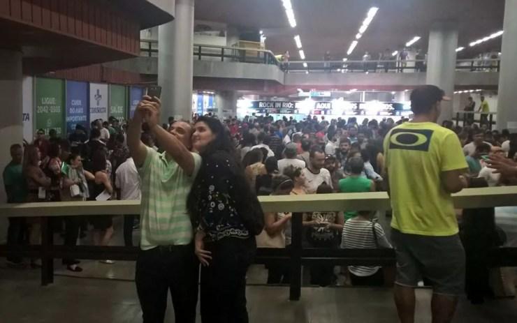 Fila para retirada de ingressos vira atração e pessoas param para fazer selfie (Foto: Carlos Brito / G1)