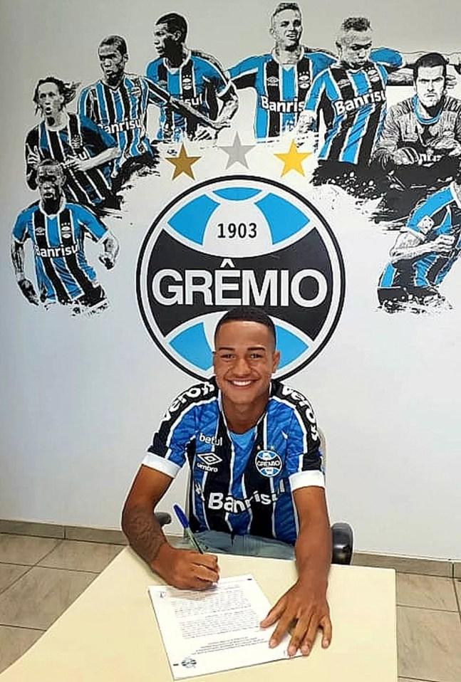 Kauan Kelvin na assinatura com o Grêmio — Foto: Divulgação / Grêmio FBPA
