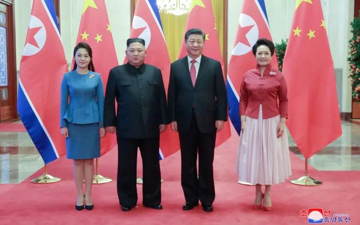 O líder norte-coreano Kim Jong-Un e o presidente chinês Xi Jinping posam ao lado de suas mulheres, Ri Sol-ju e Peng Liyuan, em Pequim, em foto divulgada na quinta-feira (10) — Foto: KCNA via Reuters