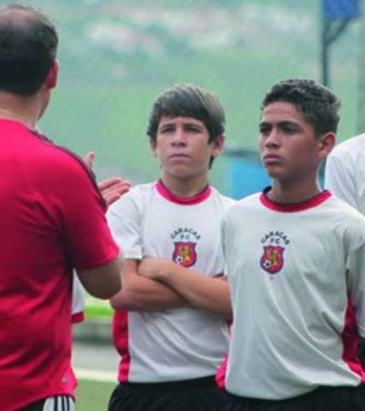 Soteldo observa orientação do treinador na base do Caracas - Arquivo pessoal