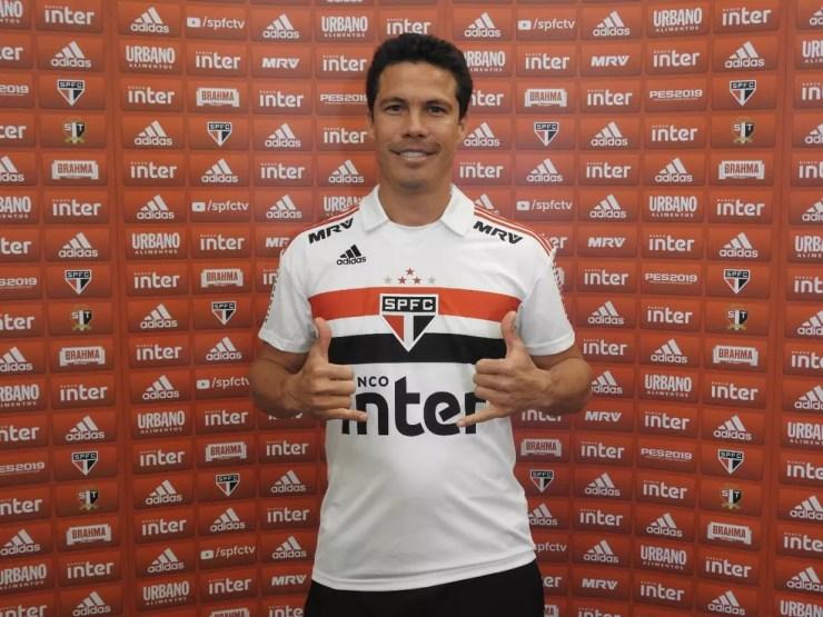 Hernanes veste a camisa do São Paulo: contrato até 2021 — Foto: Leandro Canônico