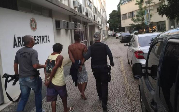 Antes das 7h, pai e filho foram detidos e levados para a DH de Niterói (Foto: Cristina Boeckel / G1)