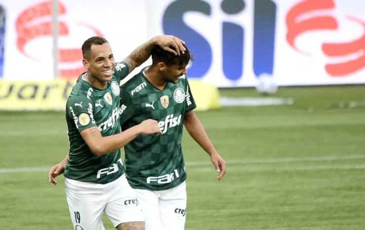Breno Lopes e Gustavo Scarpa festejam gol do Palmeiras contra o Santos — Foto: Marcos Ribolli