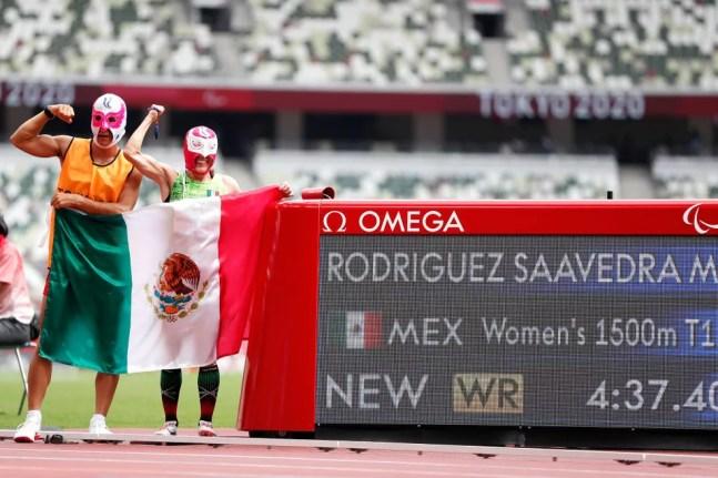 Monica Saavedra posa ao lado do recorde mundial dos 1.500m T11 — Foto: Tasos Katopodis/Getty Images
