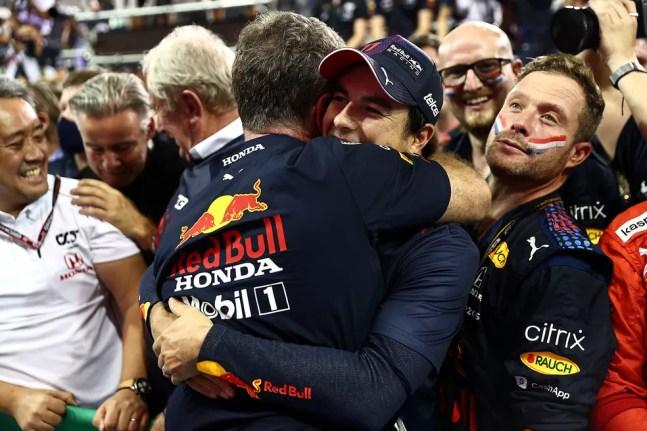 Christian Horner, chefe da RBR, abraça Sergio Perez na comemoração do título — Foto: Getty Images