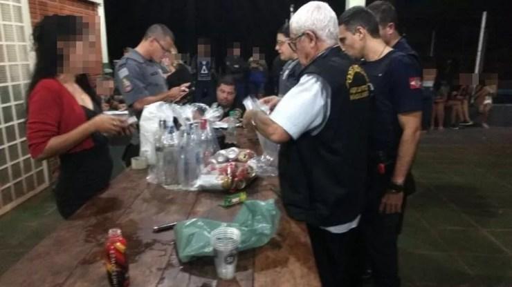 Agentes da Vara da Infância, guardas municipais e policiais militares apreendem as bebidas encontradas na festa (Foto: Divulgação/Vara da Infância e Juventude)