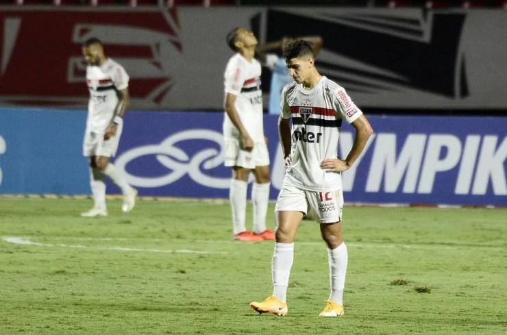Jogadores do São Paulo lamentam goleada sofrida contra o Inter — Foto: Marcos Ribolli