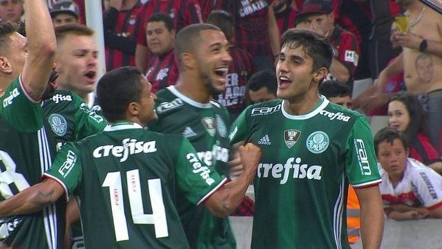 Palmeiras vence, quebra invencibilidade do Atlético-PR e abre vantagem na ponta