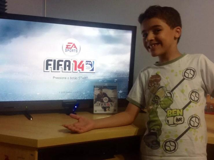 Apego ao FIFA: Fred Buzetti com 10 anos comemora o lançamento do FIFA 14 — Foto: Arquivo pessoal