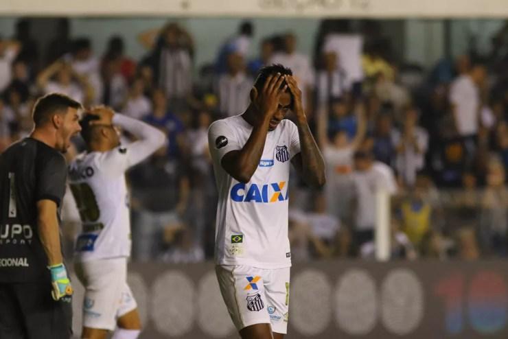 Bruno Henrique lamenta uma das chances perdidas do Santos (Foto: Agência Estado)