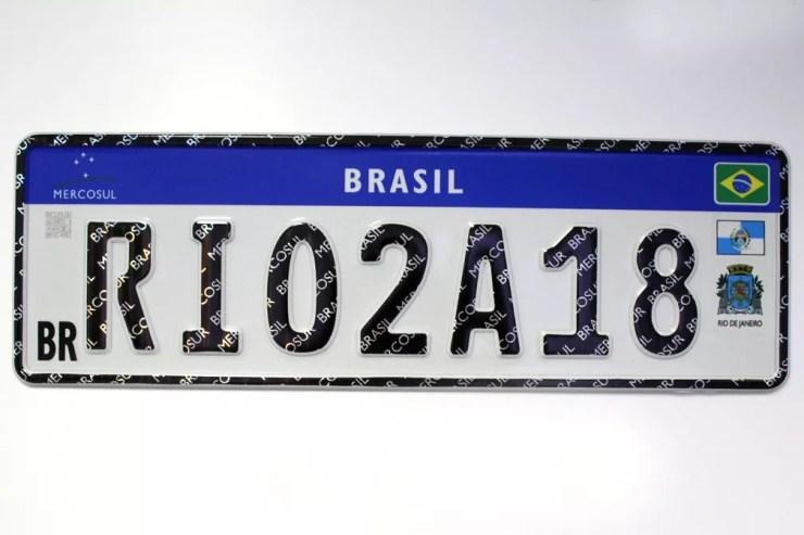 Modelo de placa de veículos do Mercosul com símbolos do estado e do município — Foto: Reprodução