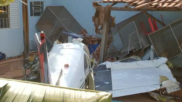 Destroços foram retirados de casa em Rio Preto (Foto: Reprodução/TV TEM)