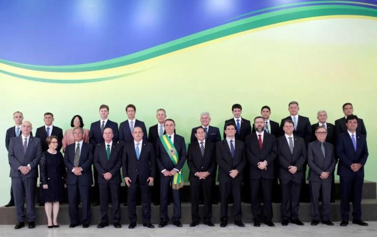 O presidente Jair Bolsonaro, o vice, general Mourão, e os 22 ministros do governo — Foto: Ueslei Marcelino/Reuters