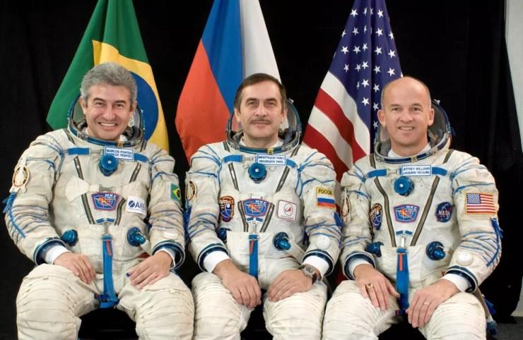 Astronautas (Marcos Pontes à esquerda) que participaram da Missão Centenário, em 2006 — Foto: NASA/Divulgação
