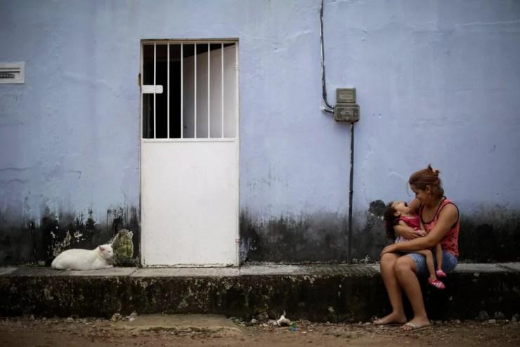 Gabriela Alves de Azevedo, 22, segura a filha de dois anos Ana Sophia, que nasceu com microcefalia, na casa delas em Olinda — Foto: Ueslei Marcelino/Reuters
