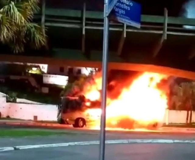 Ônibus foi incendiado em Santos, SP (Foto: Reprodução)