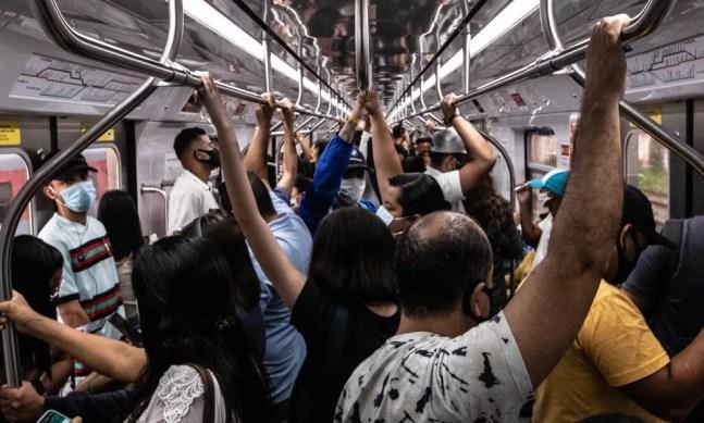 Aglomeração de passageiros em vagão de trem na Linha 11-Coral da CPTM na segunda-feira, 15, no pico da segunda onda da pandemia — Foto: Werther Santana/Estadão Conteúdo