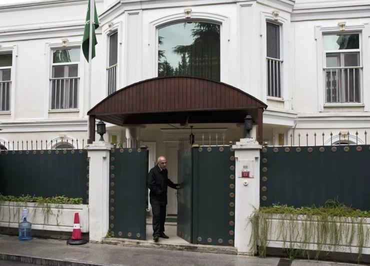 Segurança sai do consulado da Arábia Saudita em Istambul — Foto: Petros Giannakouris/ AP Photo
