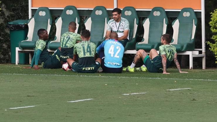 Abel Ferreira em treino do Palmeiras nesta terça-feira, na Academia — Foto: César Greco/Agência Palmeiras