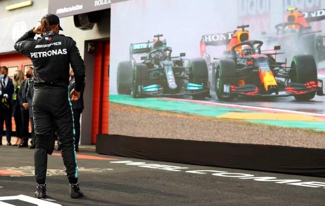 Lewis Hamilton observa o replay da largada durante a interrupção do GP da Emilia-Romagna — Foto: Bryn Lennon/Getty Images