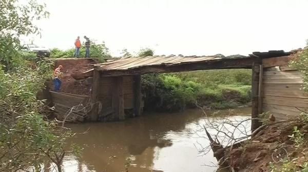 Ponte está intransitável na região de Votuporanga (Foto: Reprodução/TV TEM)