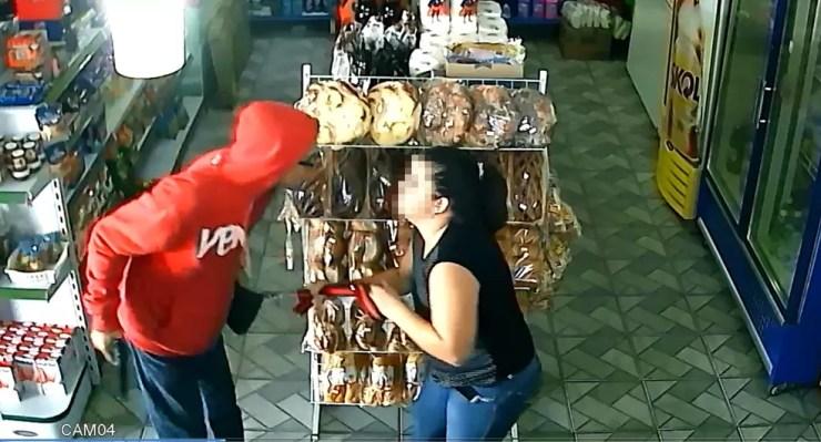 Ladrão puxa a bolsa da vítima durante o assalto a uma padaria em Rio Preto (Foto: Reprodução/Câmera de segurança)