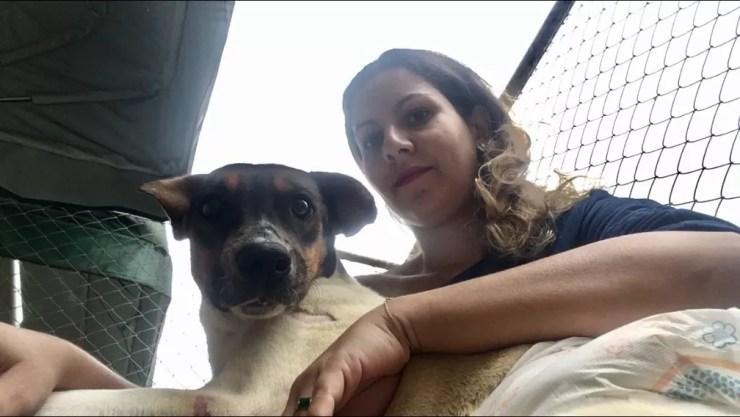 Veterinária Viviane Cristina da Silva recebeu o cão em sua clínica veterinária e cuida dele diariamente  (Foto: Viviane Cristina da Silva/Arquivo Pessoal )