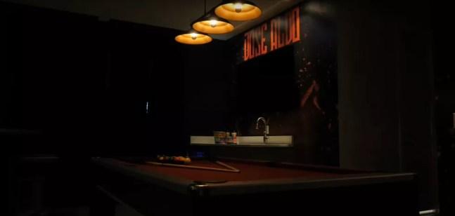 Mesa de sinuca e bar — Foto: Reprodução / YouTube