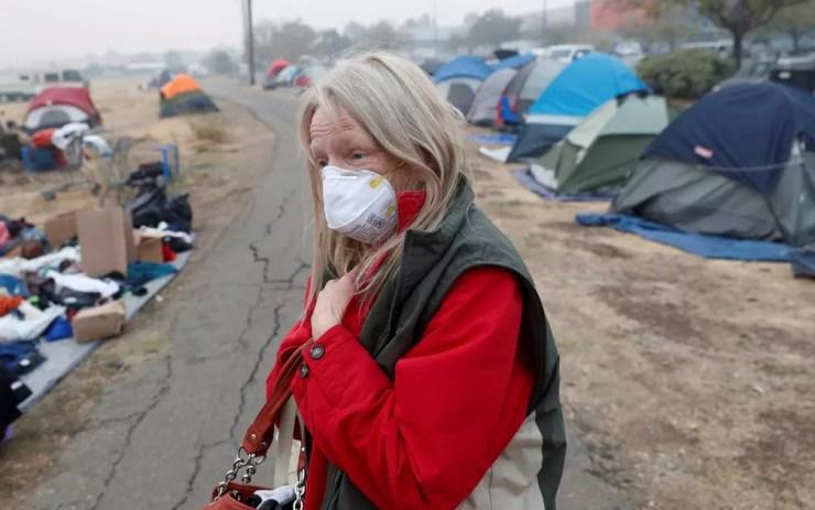 Bridgett Hogan, de 57 anos, usa máscara contra a poluição provocada pelos incêndios na Califórnia — Foto: Terray Sylvester / Reuters