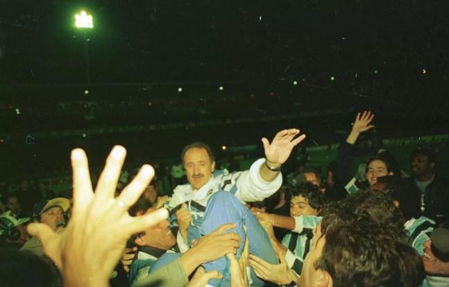 Grêmio comemora a taça da Copa do Brasil de 1994 — Foto: José Doval/Agência RBS
