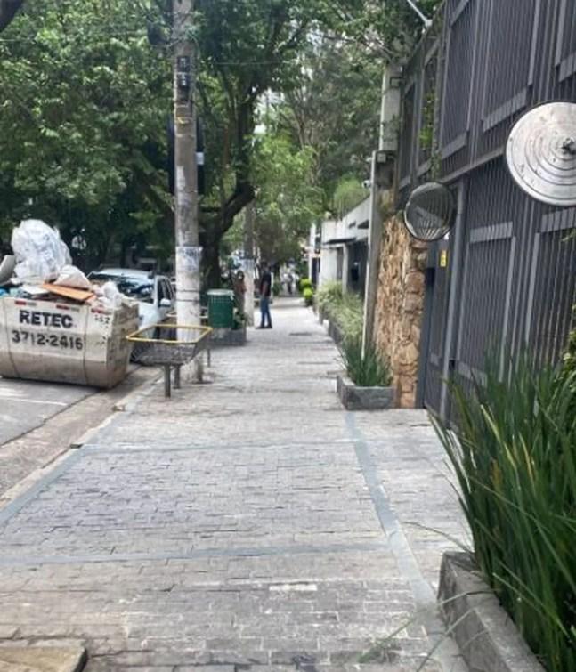 Rua José Maria Lisboa, nos Jardins, nesta terça-feira (15); Três pessoas foram assaltadas por motociclistas nesse mesmo local no dia anterior — Foto: Divulgação/Arquivo pessoal
