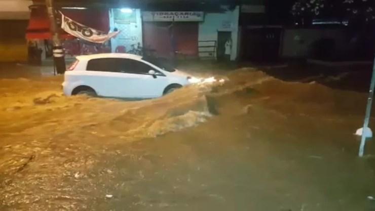 Chuva causou alagamento em vários pontos do Rio na madrugada de segunda-feira (26). — Foto: Reprodução/ TV Globo